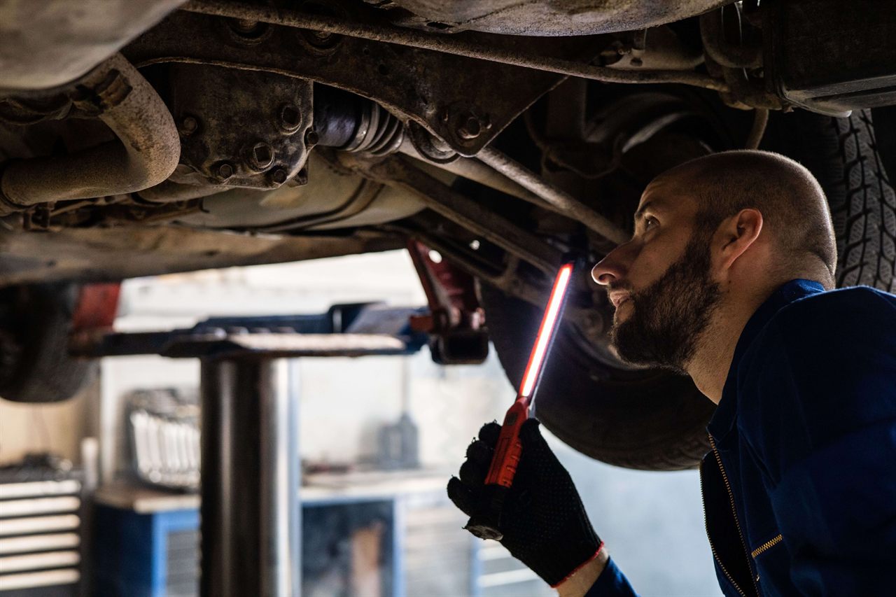 Interior atelier Service Auto Năvodari, Constanța – tehnicieni efectuând reparații mecanice